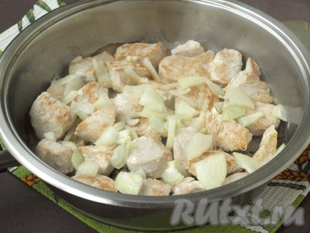 Разогреть подсолнечное масло, обжарить кусочки мяса на среднем огне до румяной корочки со всех сторон, посолить. Затем добавить нарезанный очищенный лук. Лук можно нарезать как кубиками, так и четверть кольцами - это не принципиально.
