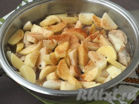 Добавить картофель к мясу, влить около стакана горячей воды. Главное - чтобы вода покрывала картофель с мясом на половину. В сковороду добавить паприку, перец горошком и по вкусу соль.
