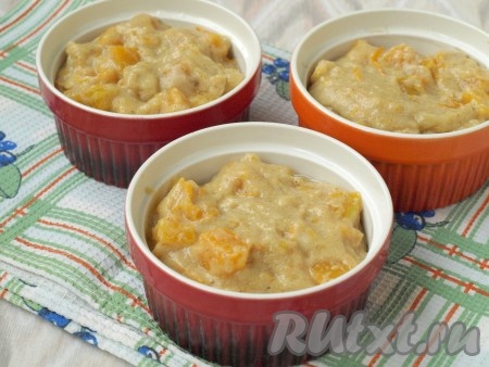 Рафинированным маслом смазать формочки для запекания. Разложить в них тыквенно-яблочную массу и поставить нашу будущую запеканку в разогретую до 200 градусов духовку на 25-30 минут.
