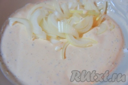 Одну головку лука очистить, нарезать полукольцами, выложить в миску, добавить кефир, соль, чёрный молотый перец, сушёный базилик, перемешать получившийся маринад.