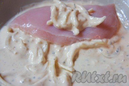 В приготовленный маринад из кефира и лука выложить куриное филе, нарезанное на небольшие кусочки, перемешать, накрыть пищевой плёнкой и убрать на сутки мариноваться в холодильник. Если у вас нет столько времени, можно оставить мариноваться мясо в холодильнике на ночь.
