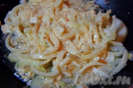 При желании, в качестве гарнира к шашлычкам можно пожарить лук. Для этого нужно очистить 1 луковицу, нарезать её полукольцами, выложить на сковороду, разогретую с растительным маслом, сразу добавить немного лука из маринада и тушить на среднем огне, помешивая, в течение 7-10 минут. Затем добавить мёд, перец чили, перемешать, тушить ещё 3 минуты. Сладкий лук-гарнир к куриному мясу готов!
