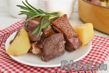 Этого времени будет достаточно, чтобы мясо приготовилось и осталось сочным, а картофель - тающим во рту.
