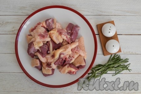 Мясо снять с кости и, вместе со шкурой, нарезать небольшими кусочками размером, примерно, 5х5 см.
