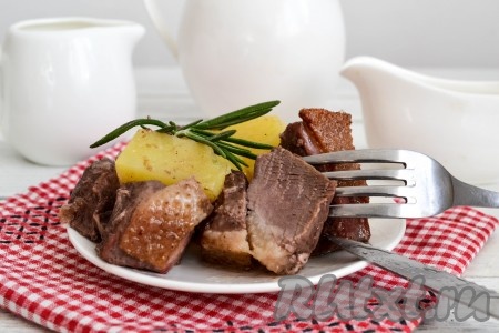 Неимоверно вкусную, ароматную картошку с нежными, сочными кусочками гуся, приготовленными в духовке, подать на стол в теплом виде со свежими или маринованными овощами.
