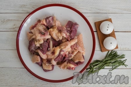 Приправить мясо солью и черным молотым перцем, перемешать руками, немного массируя каждый кусочек.
