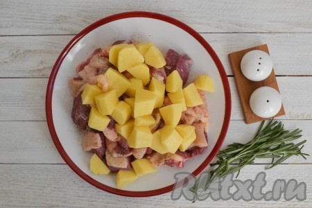 Очистить, вымыть и нарезать кубиками картофель. Соединить нарезанную картошку с кусочками мяса и перемешать.
