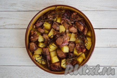 Запекать картошку с кусочками гуся в разогретой духовке в течение 1 часа при температуре 180 градусов. Накрывать форму и перемешивать содержимое не нужно.