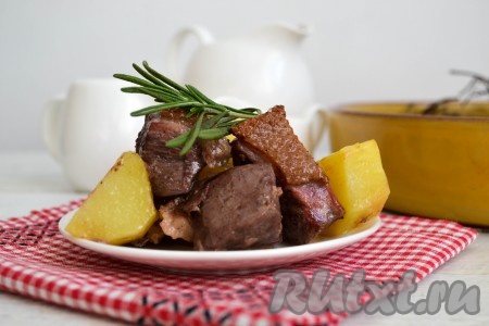 Картошка с кусочками гуся в духовке