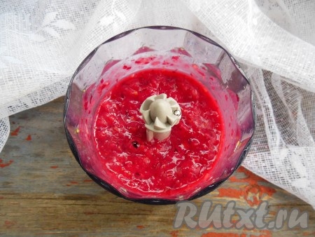 Измельчите лимон с клюквой в течение 2 минут.
