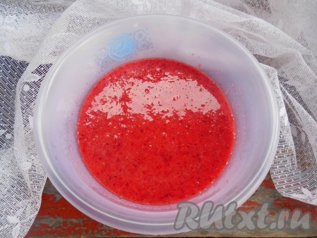 Если чаша блендера не высокая, как у меня, то, перед добавлением лимона, можно разделить массу из клюквы и лимона на две части. В одну часть добавить мед и хорошо взбить, а потом, соединив обе массы, просто перемешать.
