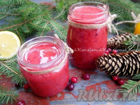 Разложите вкусную клюкву с лимоном и медом по чистым сухим баночкам и закройте крышками. Принимать такое лакомство нужно по 1 столовой ложке после еды 3 раза в день. Если вас замучил кашель, можно норму увеличить до 5 столовых ложек в день. Мед поможет снять воспаление дыхательных путей, а клюква повысит защитную реакцию организма.
