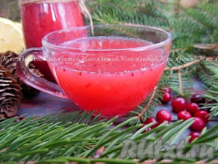 Очень часто из клюквы с медом и лимоном я готовлю деткам вкусный и полезный морс, для этого в 200 мл теплой воды (не горячей) нужно добавить 2-3 чайных ложки смеси. Такой морс хорошо помогает при кашле. Эта заготовка может храниться в холодильнике в течение 2-3 месяцев. Не болейте!
