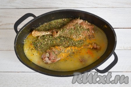 Всыпать специи и, при необходимости, добавить соль.
