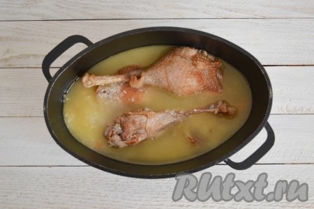 Рис тщательно промыть (5-6 раз). Промывать до тех пор, пока вода не станет прозрачной. Выложить рис в казан к тушеным кусочкам гуся. Вода должна быть выше уровня риса на 1-1,5 см. Если жидкости мало - долейте горячую воду. 