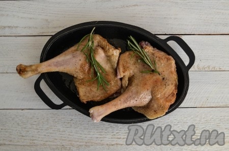 Добавить в сковороду веточки розмарина. Обжарить мясо со всех сторон на среднем огне до румяной, хрустящей корочки.
