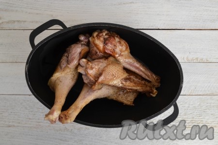 Выложить мясо в казан или толстостенную кастрюлю. 