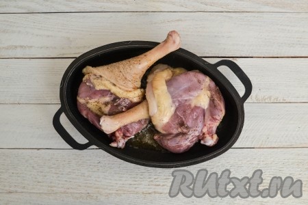 Хорошо разогреть сковороду и выложить куски мяса кожицей вниз.