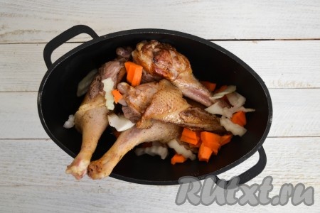 Выложить овощи к кусочкам гуся.
