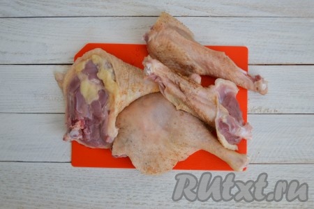 Вымыть тщательно гуся и снаружи, и внутри. Обтереть салфетками и разрезать на кусочки.