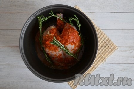 По истечении времени переложить куриную грудку в чашу мультиварки, оставшийся сок тоже вылить в чашу, добавить веточки розмарина. Вместо розмарина можно использовать сухой розмарин или другие ароматные травки. Крышку мультиварки закрыть.
