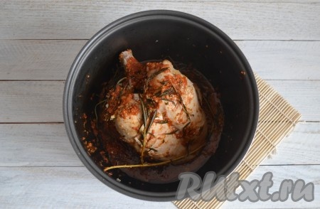 В процессе приготовления не нужно открывать крышку мультиварки, переворачивать куриную грудку или доливать жидкость. &nbsp;
