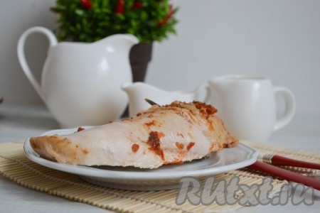 Куриную грудку, приготовленную в мультиварке, перед подачей на стол необходимо срезать с кости. Мясо получается вкусным, нежным и диетическим. Подавать в теплом виде с любимым гарниром, свежими овощами или салатами. 