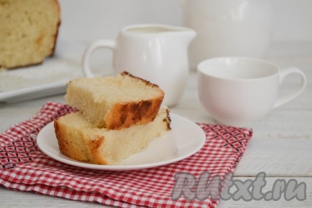 Нежный, в меру сладкий и очень вкусный кекс, приготовленный с добавлением крахмала, должен немного остыть, затем его можно нарезать на кусочки и подать к столу.

