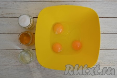 В глубокую миску вбить куриные яйца. 