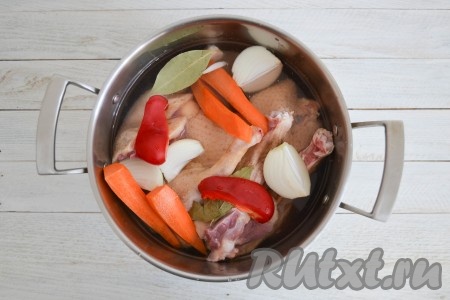 Влить воду и отправить кастрюлю на огонь. В момент закипания снизить огонь к минимуму, снять образовавшуюся пену и продолжить варить под закрытой крышкой 4 часа при минимальном кипении. Воды будет достаточно, доливать в момент приготовления больше не нужно.
