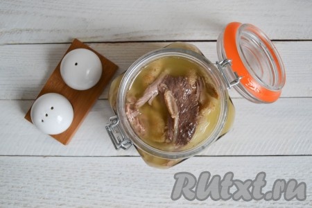 Мясо остудить и отделить от костей. Бульон, который остался в кастрюле, процедить через мелкое сито. Он будет насыщенным и прозрачным, как бульон для холодца. Вернуть его в кастрюлю, выложить обратно гусиное мясо (без костей) и довести до кипения, по вкусу добавить в бульон соль и черный молотый перец. Разложить тушенку из гуся по чистым стерильным банкам, плотно закрыть и после остывания хранить в холодильнике. Срок хранения тушенки, состоящей из мяса и жидкости, составляет в холодильнике всего 1-2 месяца.
