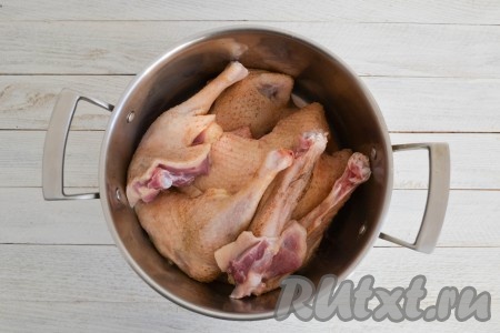 Гуся тщательно вымыть, разрезать на крупные части (кусочки гуся должны помещаться в кастрюлю).
