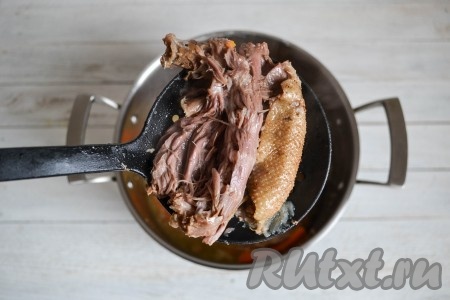 За это время мясо сварится, с легкостью станет отходить от костей, да и сами кости будут легко отделяться по суставам.
