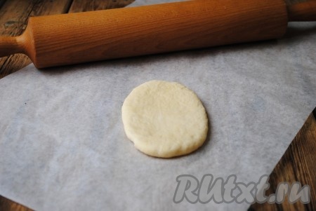 На присыпанном мукой столе раскатать каждый кусочек теста в овальную лепешку.
