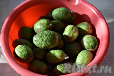 Фейхоа вымыть под проточной водой. Обсушить, выложив на полотенце, или при помощи бумажных полотенец.
