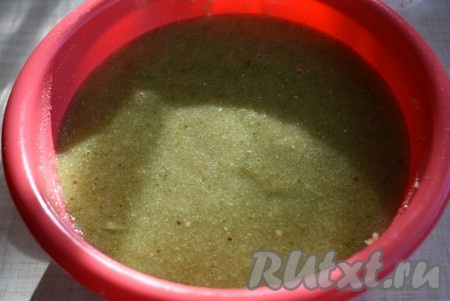 Размешать сахар с пюре в однородную массу, дать настояться и раствориться сахару в течение, примерно, получаса.
