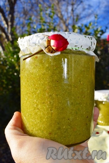 Затем разложить нашу заготовку по чистым банкам, которые предварительно надо обдать кипятком и обсушить. Закрыть банки закручивающимися или пластиковыми крышками и поставить заготовку в холодильник.
