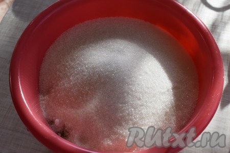 Добавить к фейхоа сахар.
