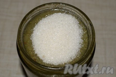 Фейхоа, протертую с сахаром, хранить нужно в холодильнике, срок хранения - 3 месяца. Чтобы избежать брожения в банках, можно применить небольшую хитрость - когда заготовка в холодильнике застынет в банках и схватится, сверху нужно насыпать по 2-3 столовых ложки сахара, сделав тем самым "сахарную шапочку", закрыть крышкой и отправить опять в холодильник.