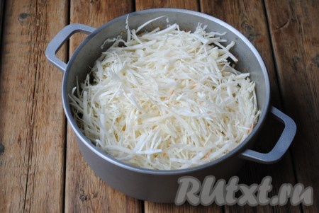 Затем капусту, нарезанную соломкой, выложить на сковороду к фаршу и овощам, перемешать и обжаривать в течение 3-5 минут.
