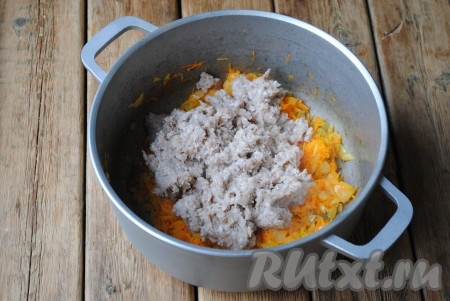 К обжаренным овощам добавить фарш и готовить минут 5, тщательно перемешивая и разбивая комочки.&nbsp;

