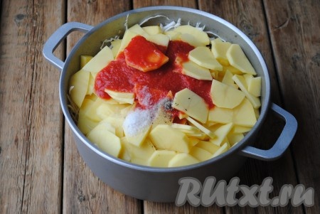 Влить воду, томатный сок, посолить и поперчить по вкусу (если томат очень кислый - можно добавить немного сахара), перемешать.
