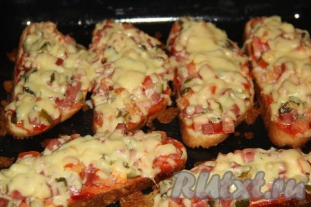 Запекать бутерброды с солеными огурцами, колбасой и помидорами в разогретой духовке при температуре 180 градусов до полного расплавления сыра. У меня время приготовления заняло 15 минут. Аппетитные, сочные бутерброды подать к столу в горячем виде.
