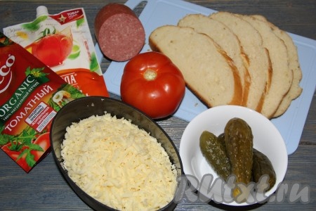 Подготовить продукты для приготовления бутербродов с солеными огурцами и колбасой. Количество начинки рассчитывайте сами, в зависимости от количества бутербродов.
