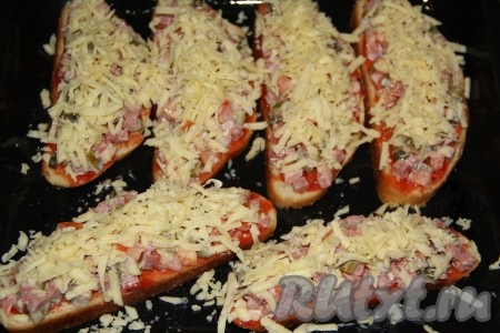 Сыр натереть на крупной тёрке и посыпать поверх начинки. Можно использовать сыр пластиночками и просто покрыть начинку.