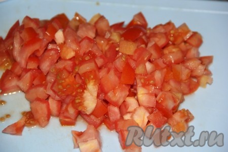 Помидоры вымыть и нарезать мелкими кубиками.
