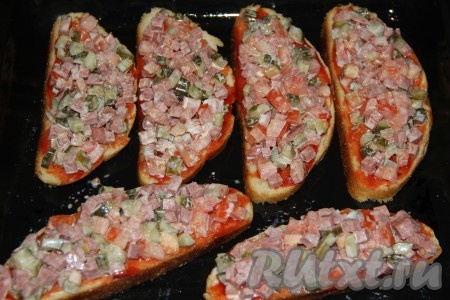 Затем выложить начинку на хлеб (начинки не жалеем).
