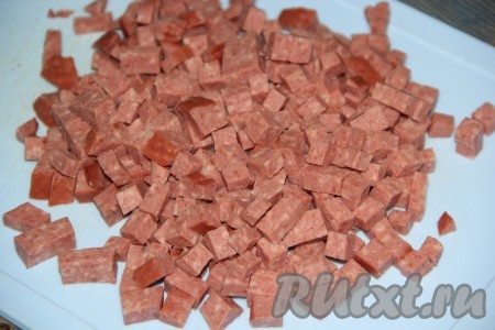 Колбаску нарезать мелкими кубиками.
