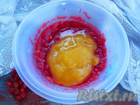 Добавьте к измельченным ягодам калины мед (обычно пропорции калины и меда берутся 1:1, я всегда добавляю на 50-100 грамм мёда больше, чем самих ягод).
