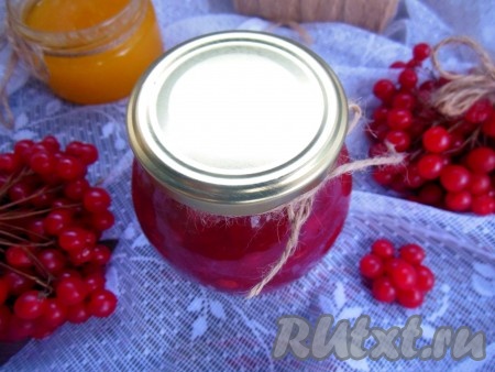 Оставьте баночки при комнатной температуре на 4-5 дней, а затем уберите на хранение в холодильник. Хранится там такая заготовка 6-7 месяцев. Калина, приготовленная с медом на зиму без варки, получается очень вкусной, она подарит нашему организму немало витаминов и повысит иммунитет. Её можно принимать по 1 столовой ложке при кашле 3-4 раза в день. Для приготовления полезного напитка,&nbsp; добавьте 1 столовую ложку калины с медом на 200 мл теплой воды (не кипятка).&nbsp; Калина очень полезна, однако помните, что её категорически нельзя принимать во время беременности и при ряде заболеваний.
